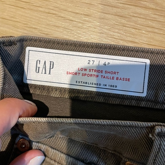 Gap - low ride cut off shorts. Size 4P - Picture 3 of 3